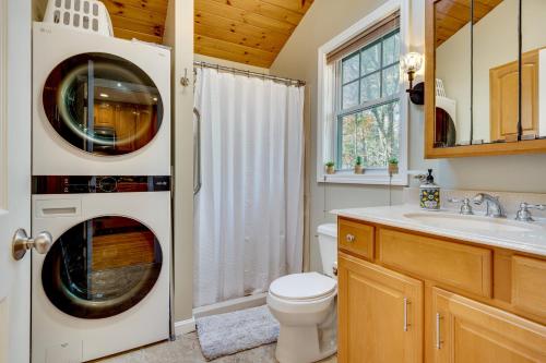 Koupelna v ubytování Less Than 1 Mi to Dtwn Ogunquit! Coastal Family Retreat