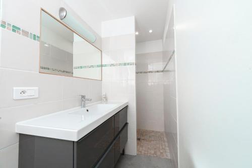 a bathroom with a sink and a mirror at Mano&Nino in Nyons