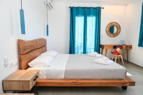 阿波罗尼亚Glaronisia Hotel的卧室里有一张床、一张桌子和一面镜子