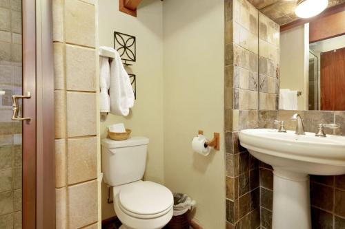 ein Badezimmer mit Toilette und Waschbecken in der Unterkunft Bear Tracks Ski Haus Retreat- Hot Tub- Pool Table in Big Bear Lake