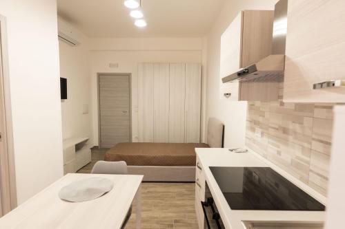 Кухня или мини-кухня в Vicolo Mediterraneo Apartment
