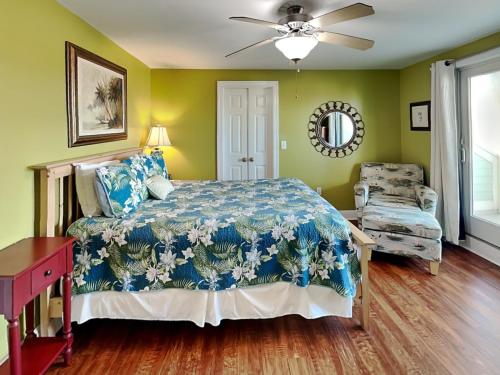 Ένα ή περισσότερα κρεβάτια σε δωμάτιο στο Captains Watch by Tybee Vacation Rentals