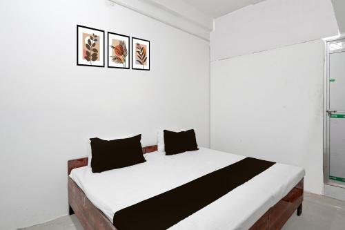 Postel nebo postele na pokoji v ubytování Hotel O Vijay Palace