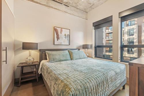 een slaapkamer met een bed en een raam bij Sable 205 - Two Bedroom in Minneapolis