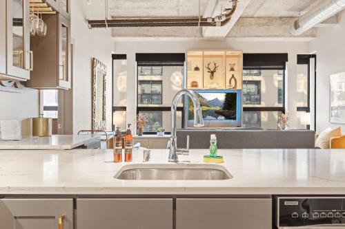 een keuken met een wastafel en een aantal ramen bij Sable 205 - Two Bedroom in Minneapolis