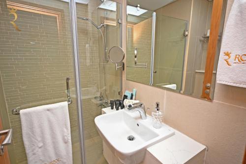 Ένα μπάνιο στο Modern Island Escape 1BR with Pool Access