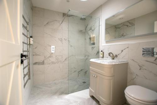 FroxfieldにあるValley Barnのシャワー、トイレ、洗面台付きのバスルーム