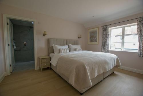 FroxfieldにあるValley Barnの大きなベッドと窓のある寝室