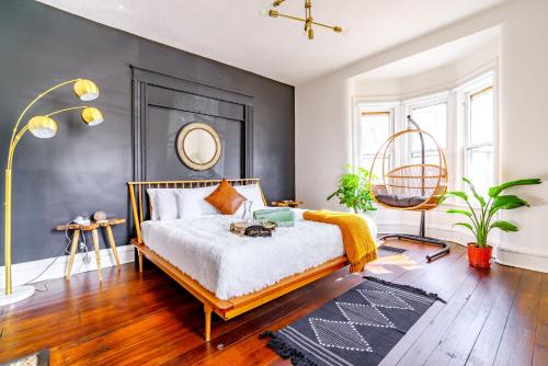 ein Schlafzimmer mit einem Bett mit einer schwarzen Wand in der Unterkunft Jungle House Chillicothe Sleeps 24 Downtown Ohio Free Parking - Walk to Historic District - 5BR Luxury Home - Pet Friendly - King Beds - Over 5,800 Five Star Stays in Chillicothe