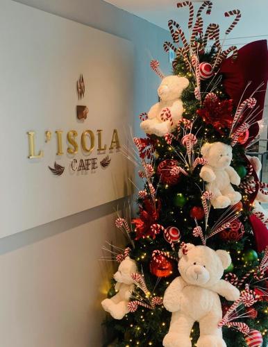 a christmas tree with stuffed teddy bears on it at Sandri Palace Hotel in Itajaí