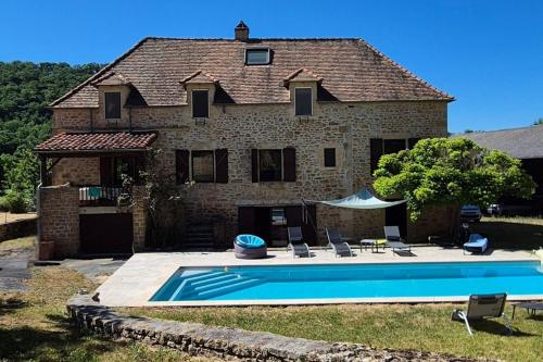 a house with a swimming pool in front of it at La rivière maison piscine emplacement idéal in Autoire