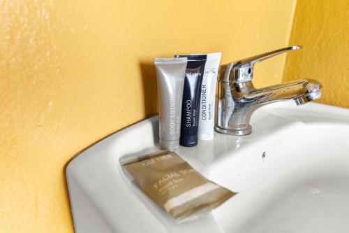 un lavabo con cepillo de dientes y pasta de dientes. en Oceanview • Mins to the Beach • Private BR Balcony, en Moule à Chique