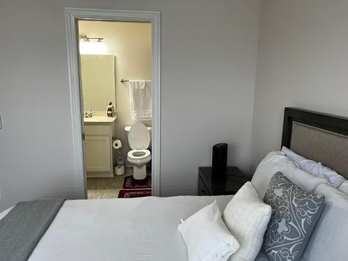 Ένα μπάνιο στο Private bedroom with full bathroom