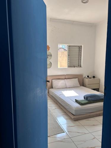 a bedroom with a bed in the corner of a room at Residência Ruiz Conforto moderno e elegante em São Paulo in Sao Paulo