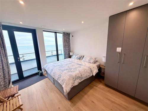 Postel nebo postele na pokoji v ubytování Horizon Seaview-Ramsgate-FreeParking-Sleeps 4