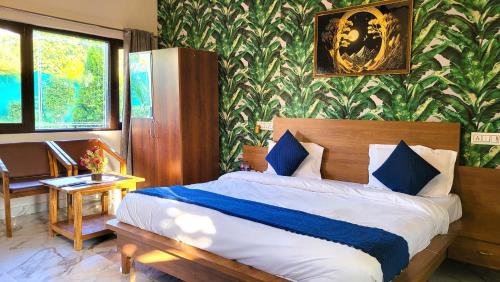 Ένα ή περισσότερα κρεβάτια σε δωμάτιο στο Corbett Nature Walk - Forest View Swimming Pool