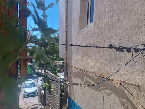阿加迪尔Room的建筑的侧面有一堆电线