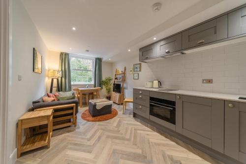 une cuisine et un salon avec un canapé et une table dans l'établissement Rock Mill - 1 Bedroom Apartment, à Stony Middleton