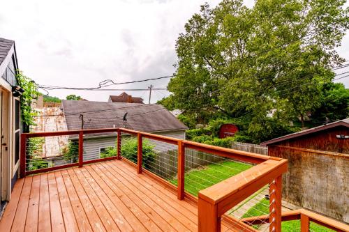 einen Balkon mit einer Holzterrasse in der Unterkunft Jungle House Chillicothe Sleeps 24 Downtown Ohio Free Parking - Walk to Historic District - 5BR Luxury Home - Pet Friendly - King Beds - Over 5,800 Five Star Stays in Chillicothe