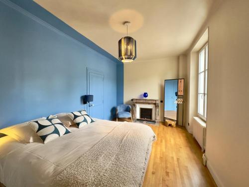 Postel nebo postele na pokoji v ubytování Garden - Center of Fontainebleau - Parking