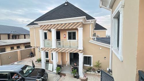 une maison avec une voiture garée devant dans l'établissement Rama Garden Hotel ,Lafe Rd, Akure, à Akure