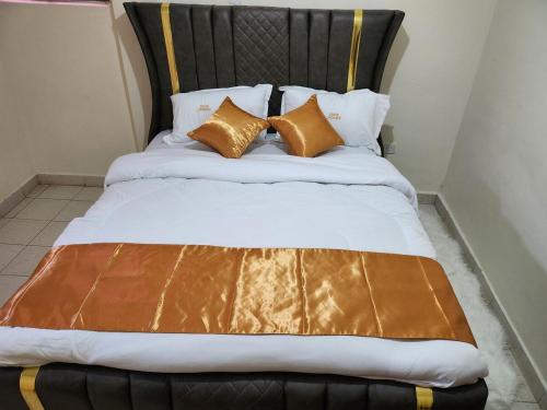 En eller flere senge i et værelse på Zariah Homes 2