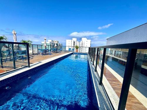 een zwembad op het dak van een gebouw bij Apartamento com Área de Lazer na Cobertura in Cururupe