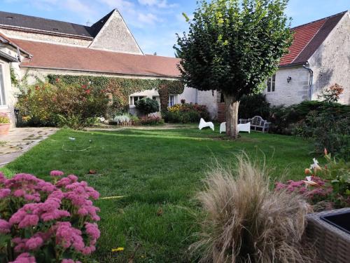 Κήπος έξω από το Gite de charme, 3 pers, parc arboré , Chantilly 5'