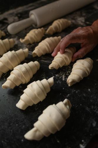 Vila Almesca في كرايفا: شخص يصنع الكعك على الشواية