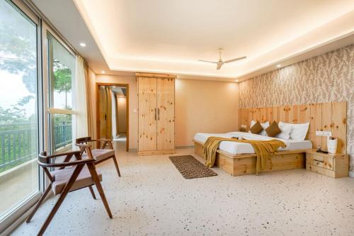 Ένα ή περισσότερα κρεβάτια σε δωμάτιο στο The Aura Kasauli