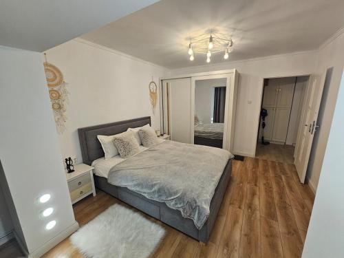 Ένα ή περισσότερα κρεβάτια σε δωμάτιο στο White Central Apartment