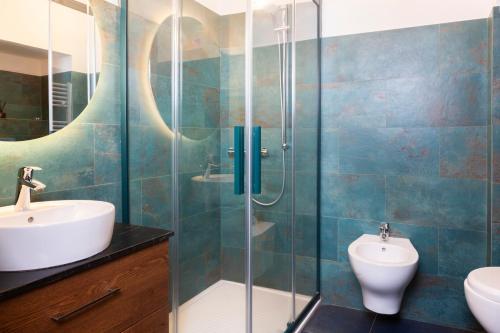 Un baño con ducha de cristal y lavabo. en Il Cantuccio di Vittorio - Apartment with private garden in the Heart of Volterra, en Volterra