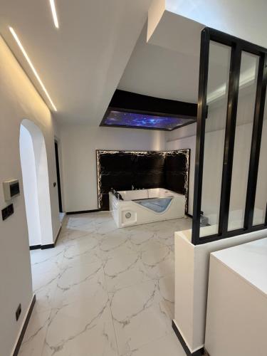 une chambre avec une baignoire et une cheminée dans l'établissement Numéro 1, à Arafat