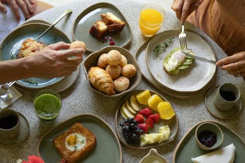 Vila Almesca في كرايفا: طاولة عليها أطباق من طعام الإفطار