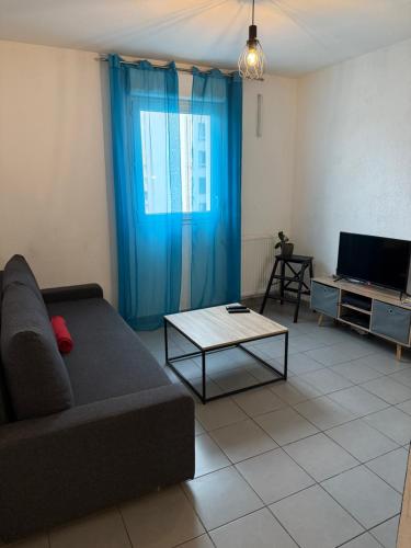 ein Wohnzimmer mit Sofa und Fernseher in der Unterkunft Studio centre ville in Marseille