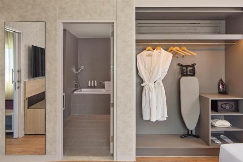 达沃市达沃丽柏酒店的浴室配有淋浴和洗手池