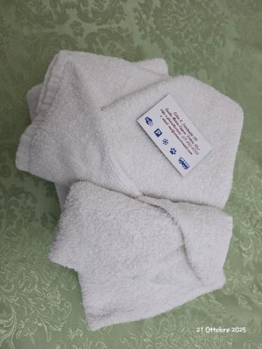 Una toalla blanca con una etiqueta de precio. en B&B Domus Morfeo, en Santa Maria Capua Vetere