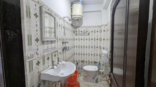 un baño con lavabo e inodoro en The Bran Saga, en Haripūr