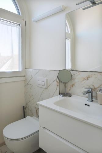Luxury Milan Apartment - Penthouse in Historic City Center photo 37