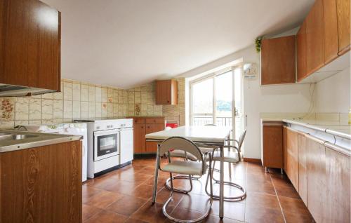 Η κουζίνα ή μικρή κουζίνα στο Awesome Apartment In Casal Velino With Wifi