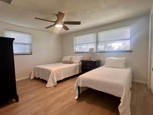 Postel nebo postele na pokoji v ubytování Sunny 2BR Getaway Near Beaches