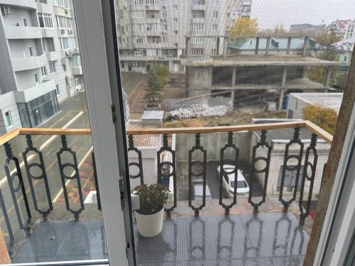 a balcony with a view of a city at Нові стильні апартаменти в центрі in Mykolaiv