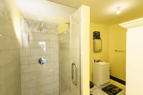 een badkamer met douche en toilet bij Mins from Beach • WiFi + AC • BBQ Grill in Vieux Fort