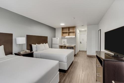 Postel nebo postele na pokoji v ubytování Suburban Studios Salt Lake City Airport