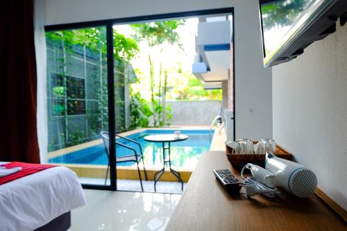 Kolam renang di atau dekat dengan The Umbrella House