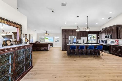 Köök või kööginurk majutusasutuses Enchanting 3 Bedroom Waterfront Pool and Spa