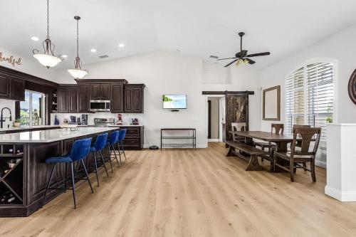 Foto sihtkohas Cape Coral Hospital Heliport asuva majutusasutuse Enchanting 3 Bedroom Waterfront Pool and Spa galeriist