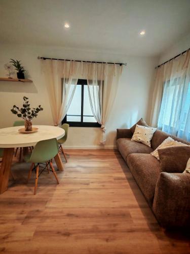 ein Wohnzimmer mit Sofa und Tisch in der Unterkunft Ca l'Eli Caseta in Montblanc