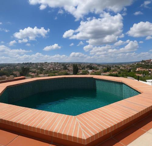 ein Schwimmbad auf dem Dach eines Gebäudes in der Unterkunft Luxury Condos I Parroquia View & Rooftop Jacuzzi I Paseo del Centro Condominio Boutique in San Miguel de Allende