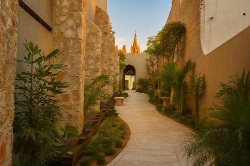 eine Gasse mit Pflanzen und einem Gebäude in der Unterkunft Luxury Condos I Parroquia View & Rooftop Jacuzzi I Paseo del Centro Condominio Boutique in San Miguel de Allende